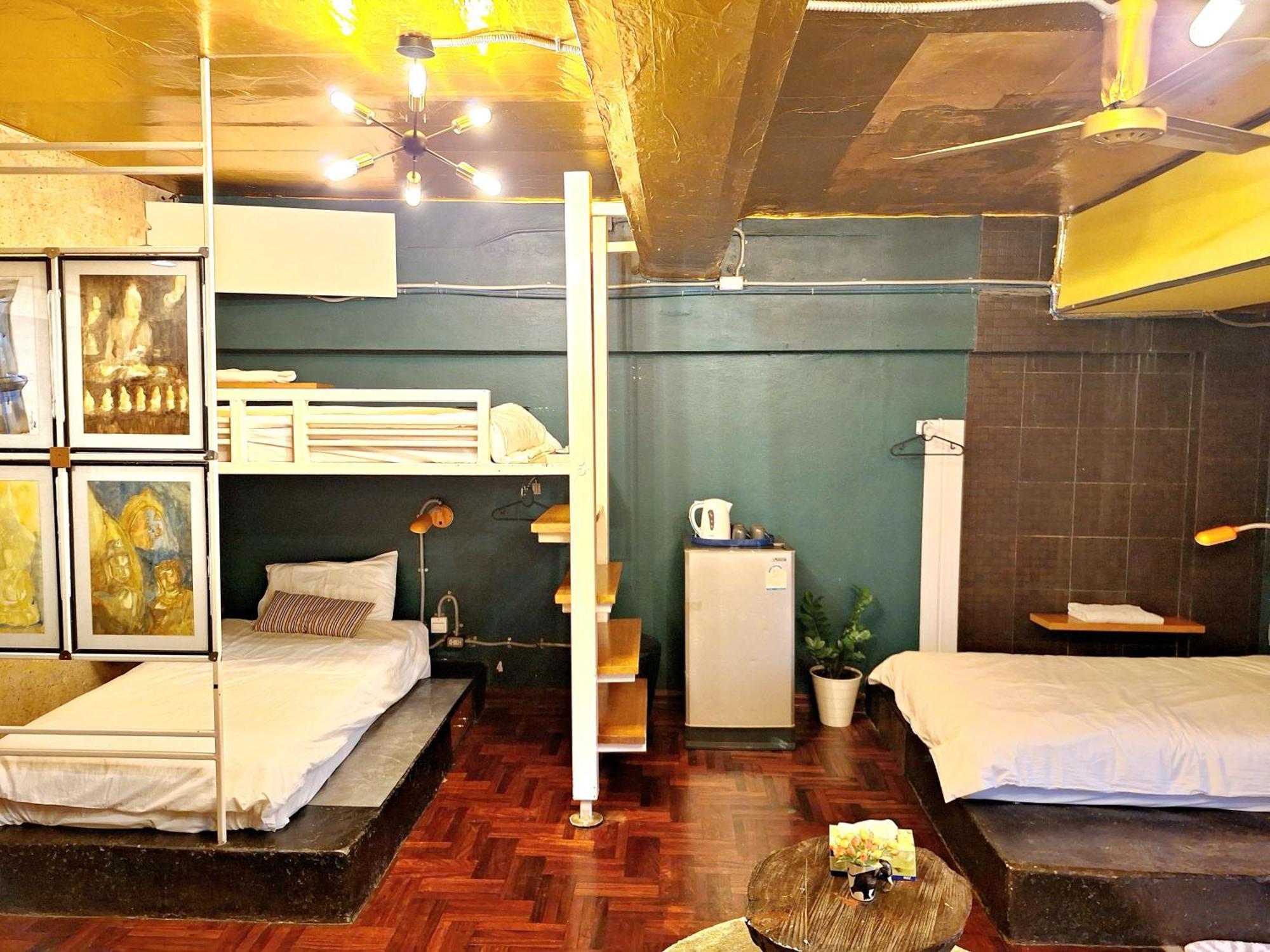 Ddm House Hostel Bangkok Exterior photo