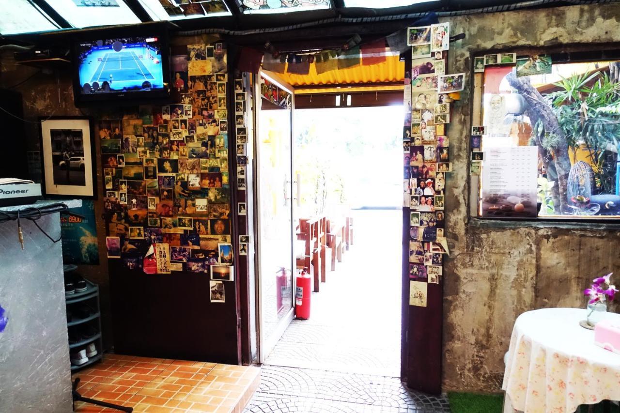 Ddm House Hostel Bangkok Exterior photo